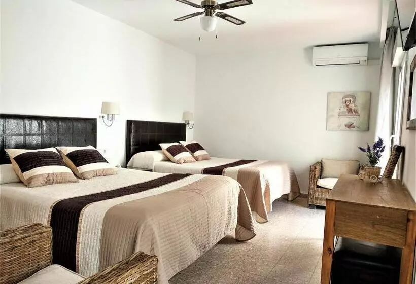 Отель Hostal Enriqueta