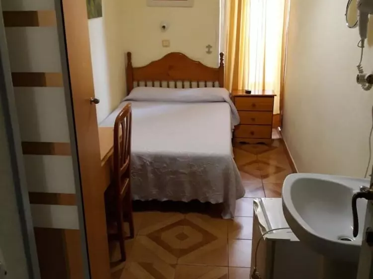 هتل Hostal Fuentesol