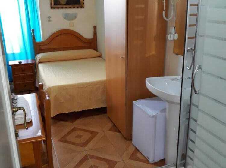 هتل Hostal Fuentesol