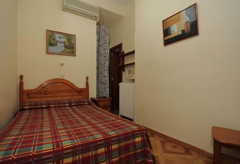 هتل Hostal Fuentesol