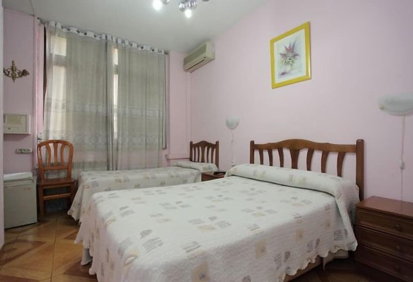 هتل Hostal Fuentesol