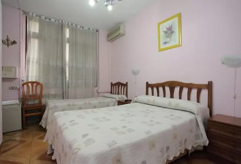 هتل Hostal Fuentesol