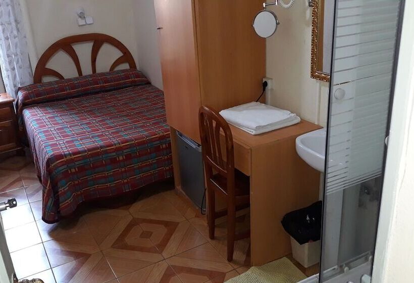 هتل Hostal Fuentesol