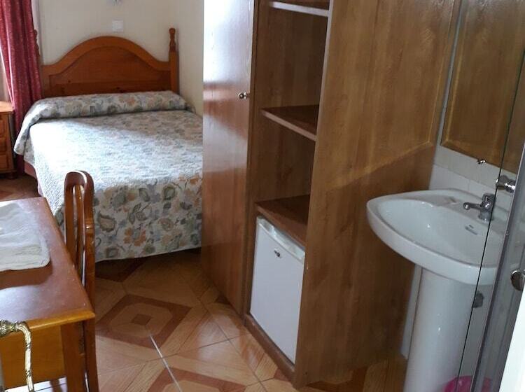 هتل Hostal Fuentesol