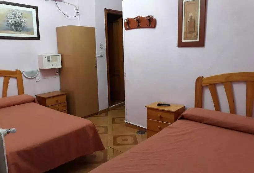 هتل Hostal Fuentesol