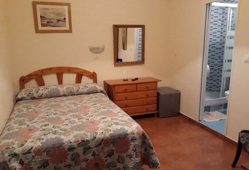 هتل Hostal Fuentesol