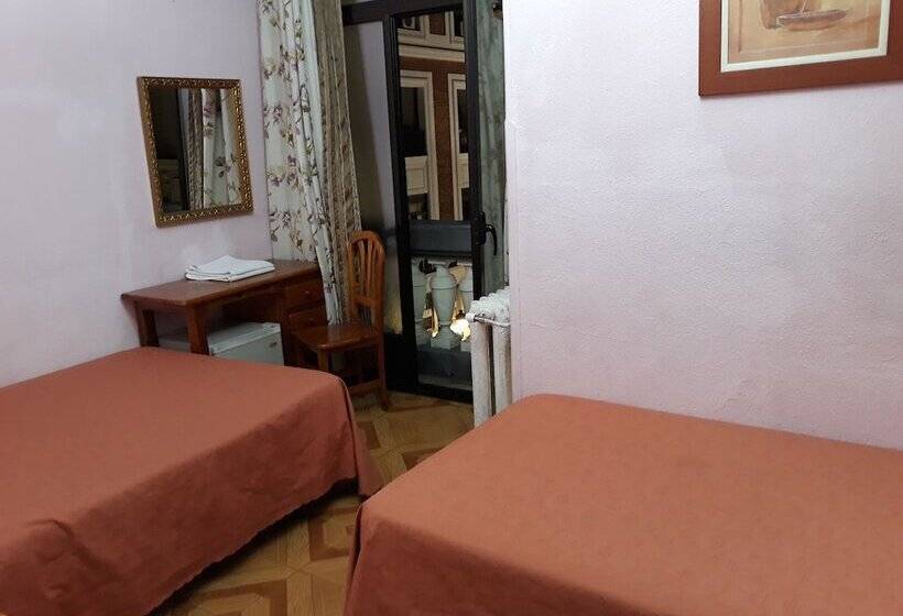 هتل Hostal Fuentesol