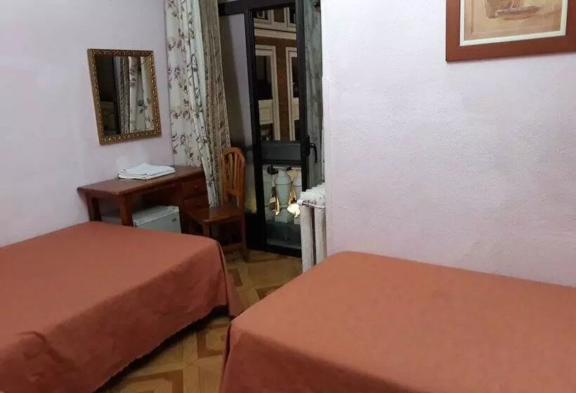 هتل Hostal Fuentesol