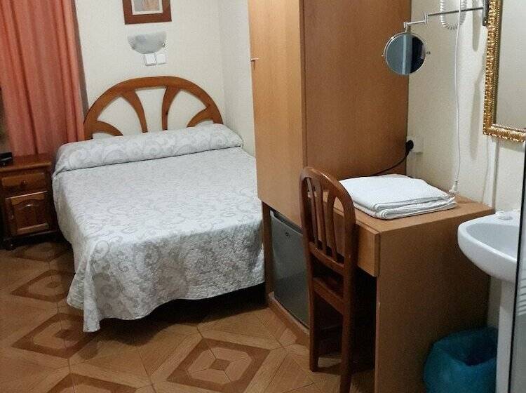 هتل Hostal Fuentesol