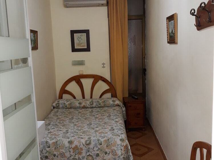 هتل Hostal Fuentesol