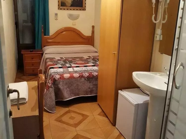 هتل Hostal Fuentesol