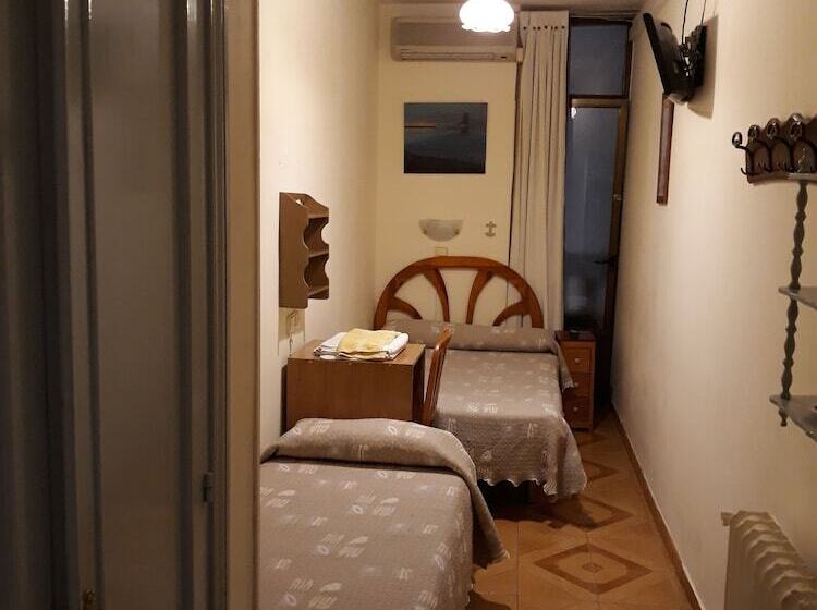 هتل Hostal Fuentesol