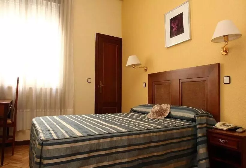 هتل Hostal Sardinero