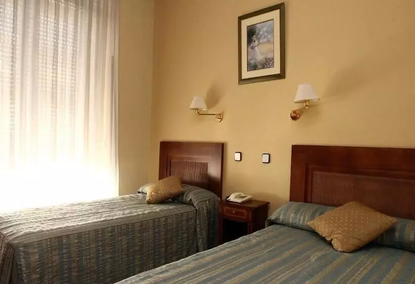 هتل Hostal Sardinero