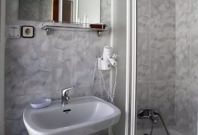 هتل Hostal Sardinero