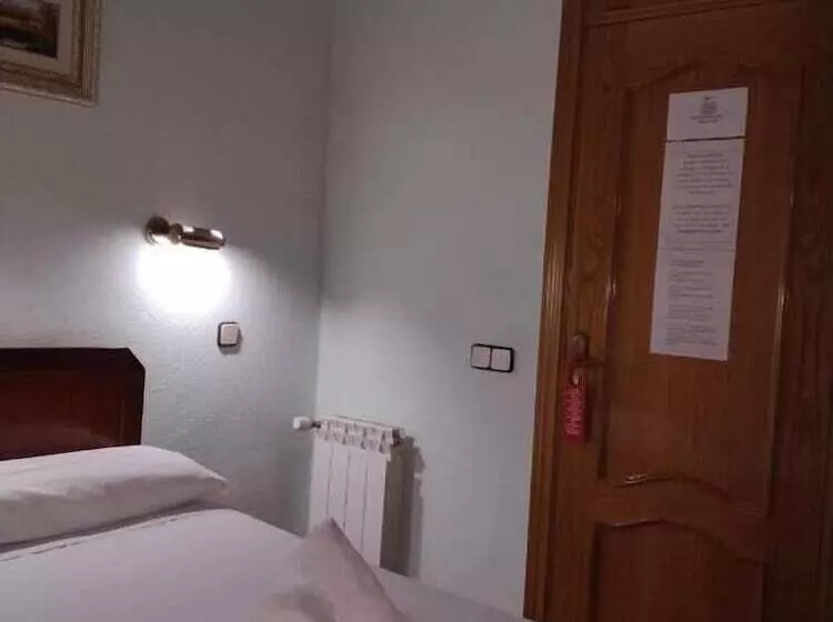 هتل Hostal Sardinero