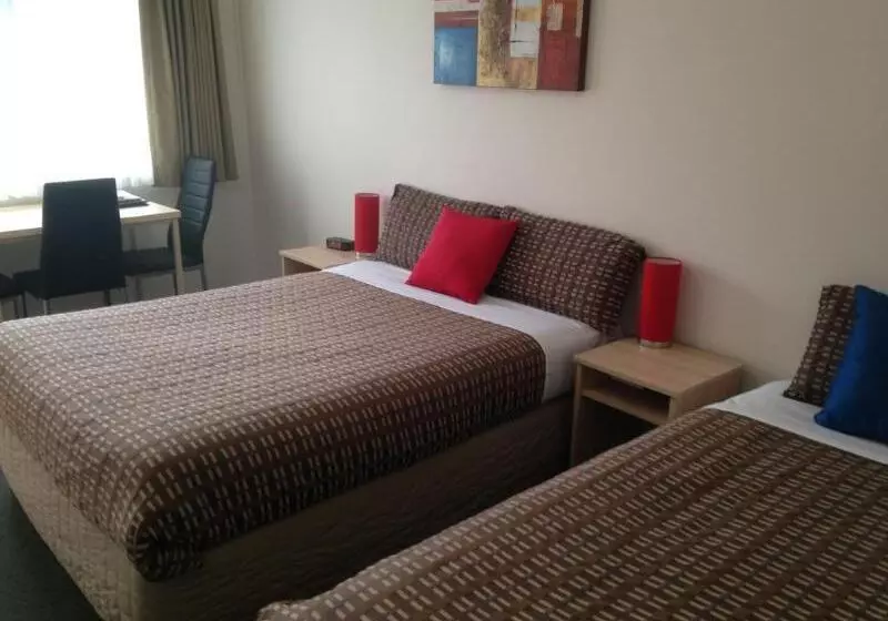 Beachcomber Motel & Apartments