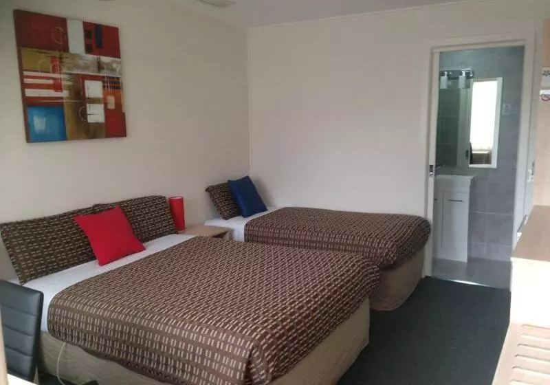 Beachcomber Motel & Apartments