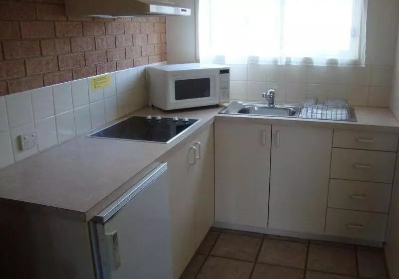 Beachcomber Motel & Apartments