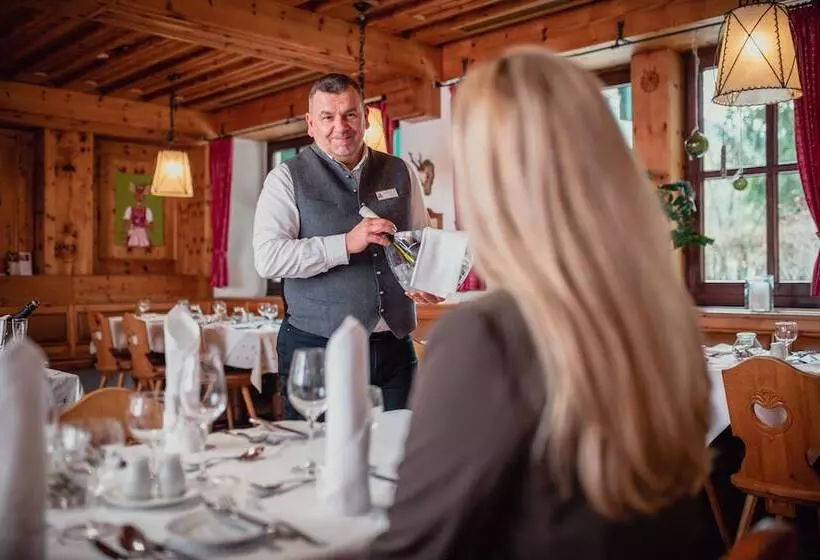 ホテル Alpenland St Johann