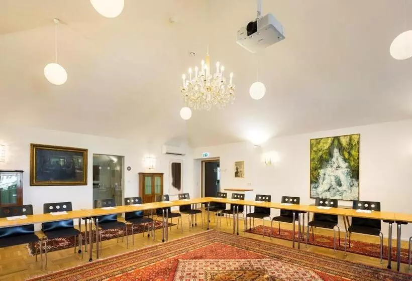 Отель At The Park