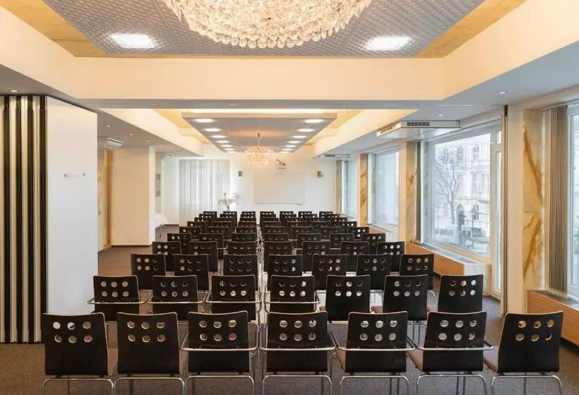 Отель At The Park