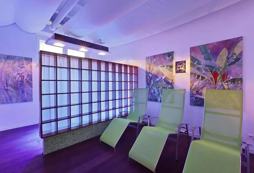 Отель At The Park