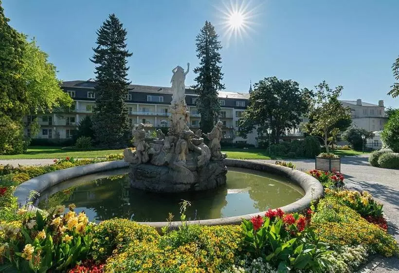 Отель At The Park