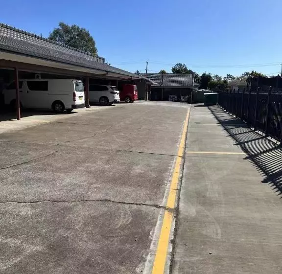 Отель Oxley Motor Inn