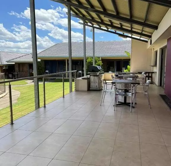 Отель Oxley Motor Inn