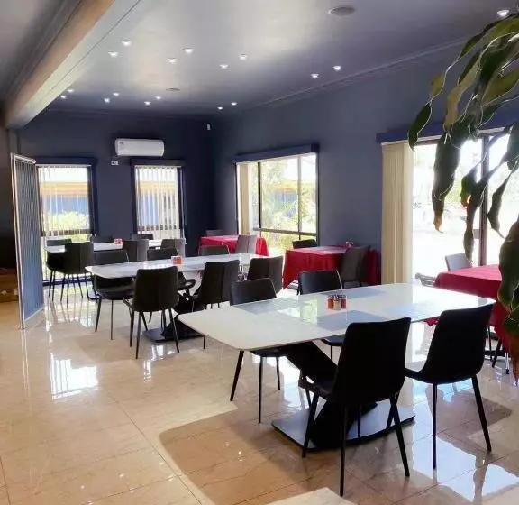 Отель Oxley Motor Inn