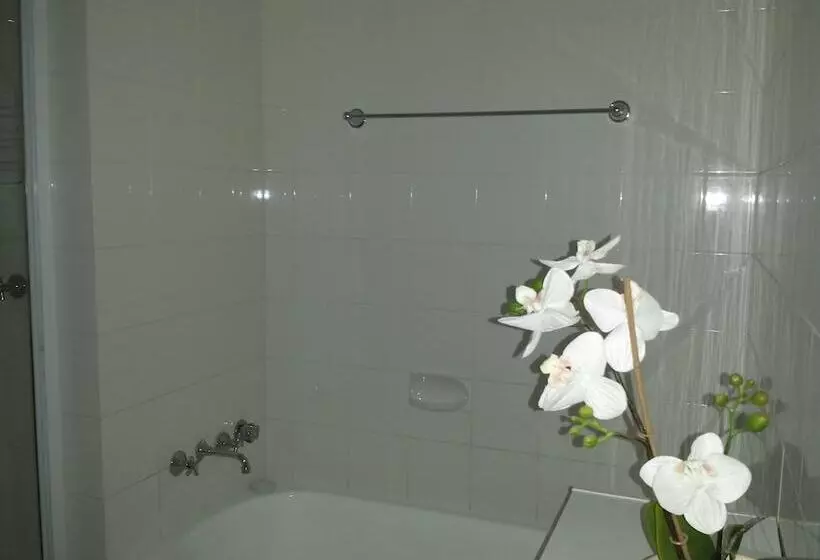 Kirribilli Riverfront Apartments