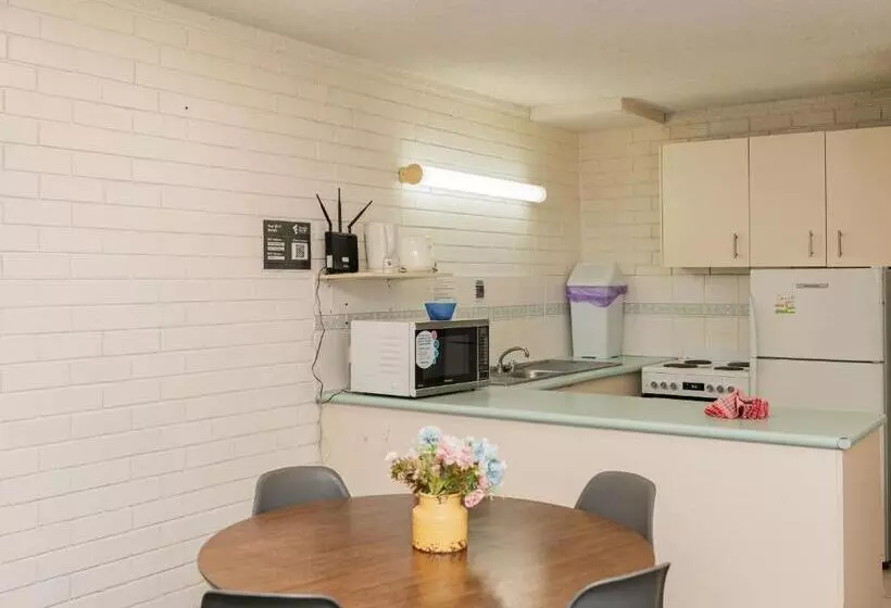 酒店 Trickett Gardens Holiday Inn