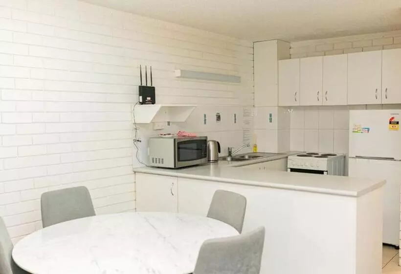 酒店 Trickett Gardens Holiday Inn