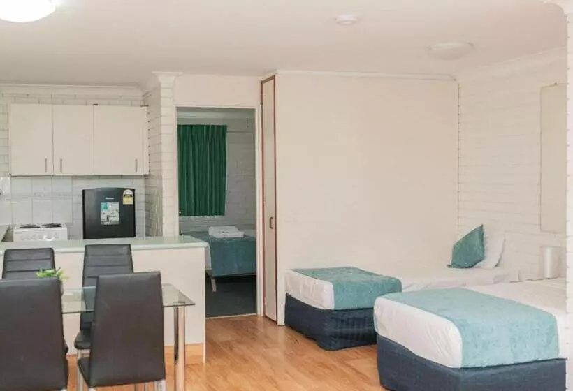 酒店 Trickett Gardens Holiday Inn