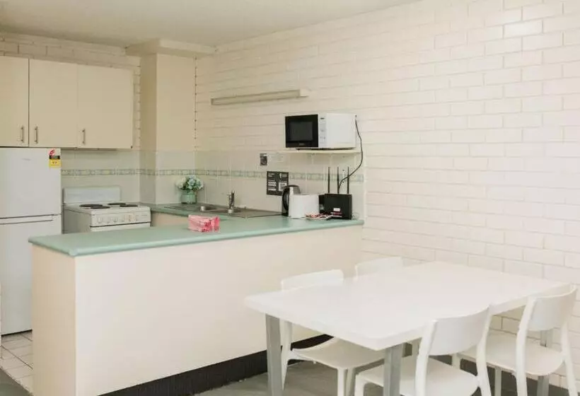 酒店 Trickett Gardens Holiday Inn