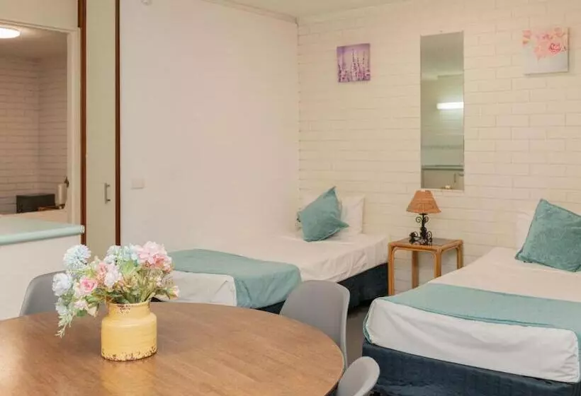 酒店 Trickett Gardens Holiday Inn