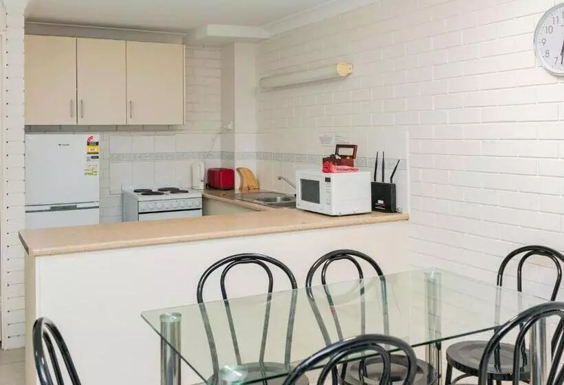 酒店 Trickett Gardens Holiday Inn