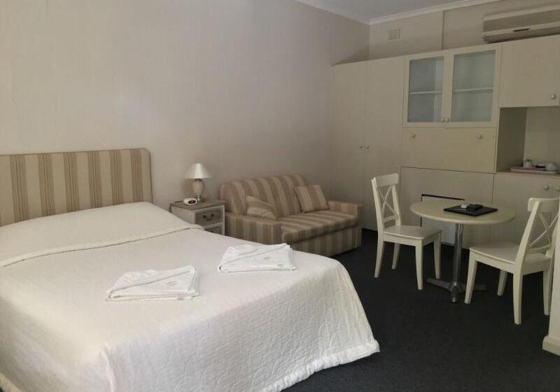 Town And Country Motel