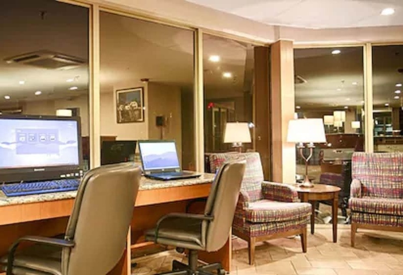 هتل Charlottetown Inn & Conference Centre