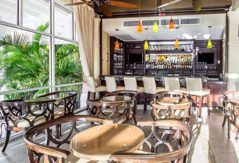 هتل Comfort Suites Paradise Island