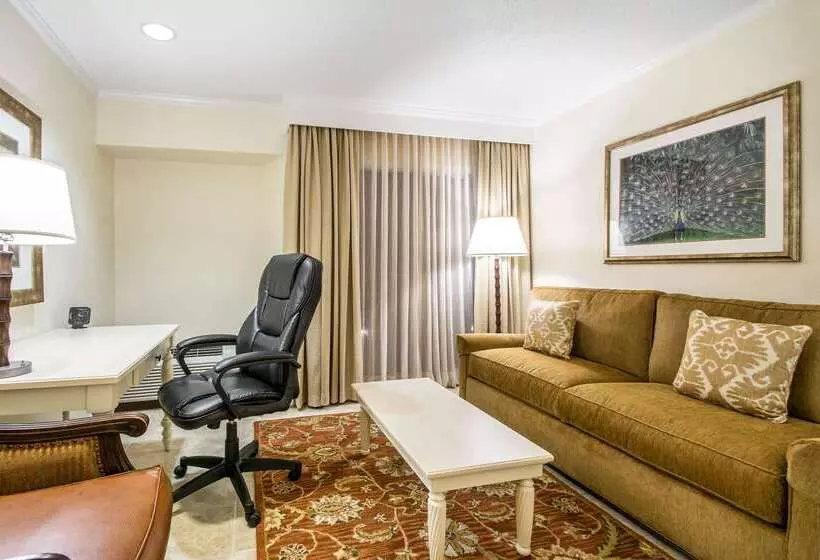 هتل Comfort Suites Paradise Island