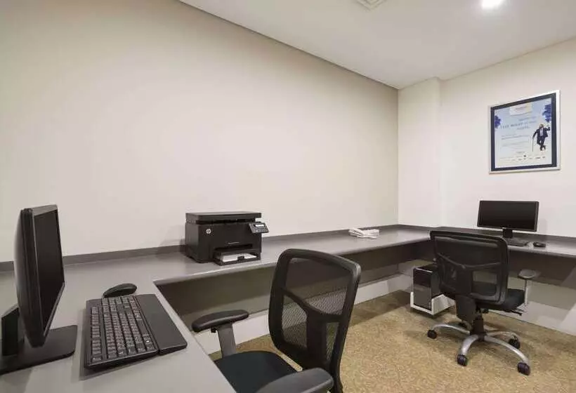 Отель Ramada By Wyndham Bahrain