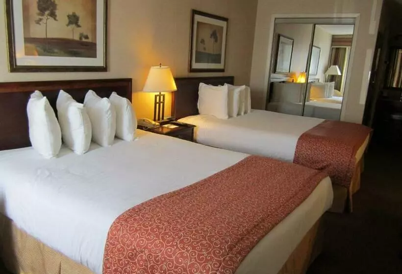 فندق Red Pine Inn & Conference Centre