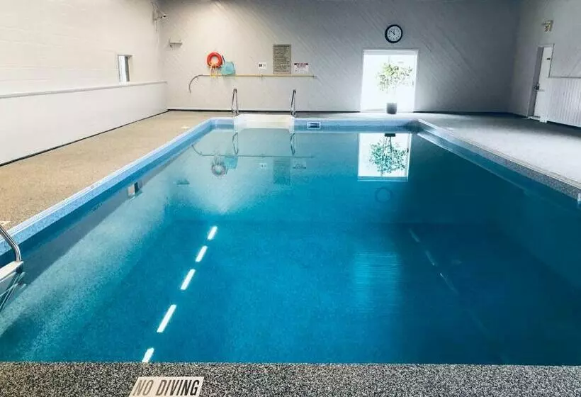 فندق Red Pine Inn & Conference Centre