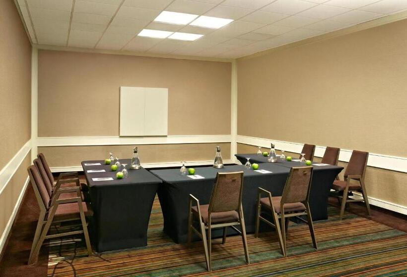 هتل Sheraton Cavalier Calgary