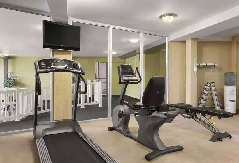 Отель Travelodge By Wyndham Edmundston