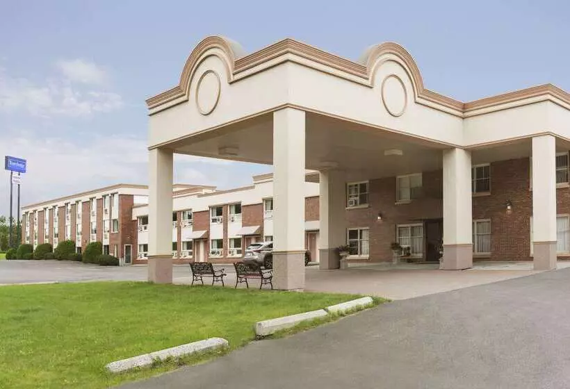 Отель Travelodge By Wyndham Edmundston