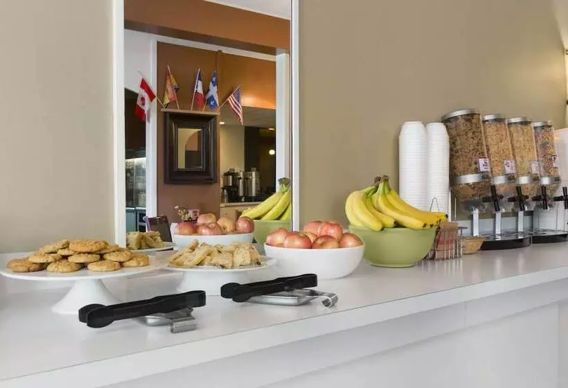 Отель Travelodge By Wyndham Edmundston