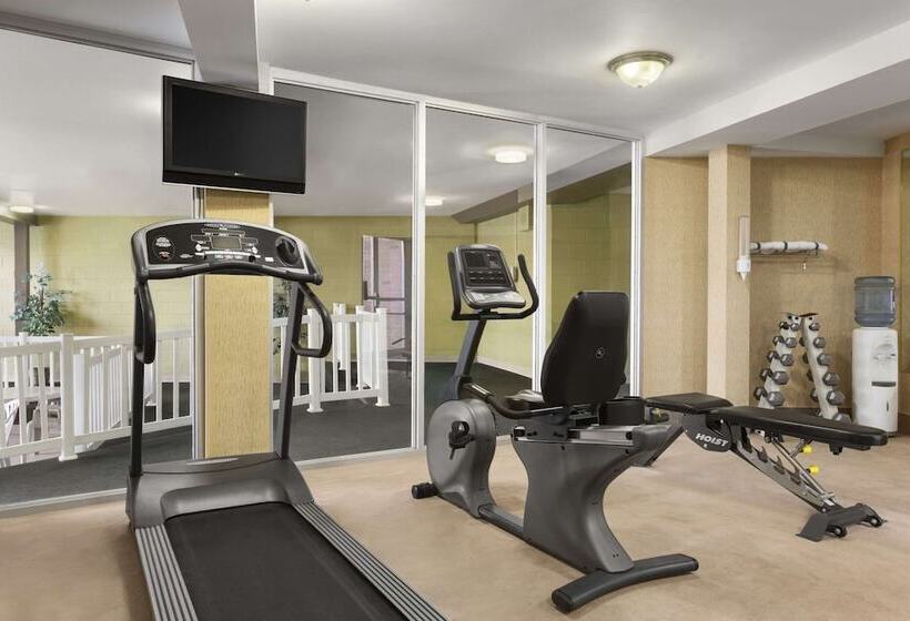 هتل Travelodge By Wyndham Edmundston